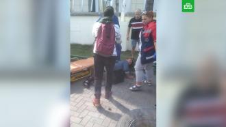 В Омске оторвавшееся колесо автобуса сбило женщину