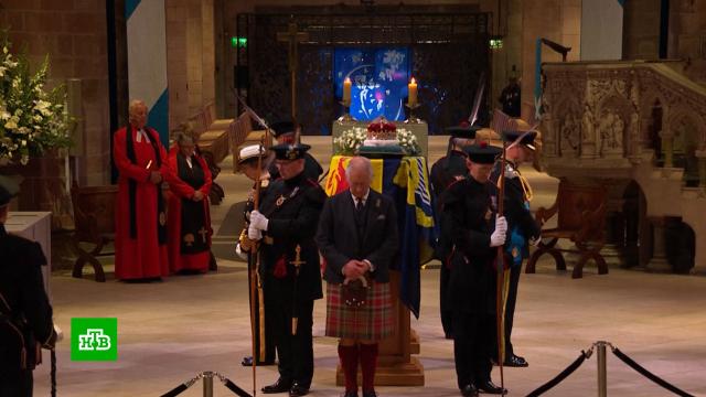 Жители Эдинбурга прощались с Елизаветой II всю ночь.Великобритания, Елизавета II, Шотландия, монархи и августейшие особы, похороны.НТВ.Ru: новости, видео, программы телеканала НТВ