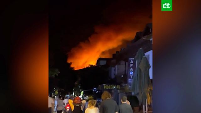Лесной пожар на турецком курорте угрожает жилым районам.Турция, лес, лесные пожары.НТВ.Ru: новости, видео, программы телеканала НТВ