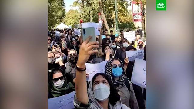 Иранские женщины срывают хиджабы после гибели девушки, которую задержала полиция нравов.Иран, женщины, митинги и протесты, права человека, расследование, смерть.НТВ.Ru: новости, видео, программы телеканала НТВ
