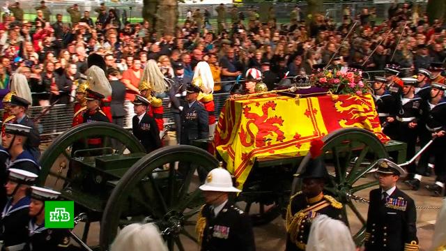 Елизавета II похоронена в часовне короля Георга VI в Виндзоре.Великобритания, Елизавета II, монархи и августейшие особы, похороны.НТВ.Ru: новости, видео, программы телеканала НТВ