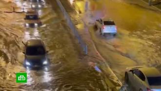 В Екатеринбурге во время потопа поплыли машины: видео