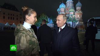 Путин пообщался с юной поэтессой из ДНР на Красной площади