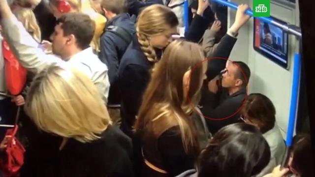 Приезжий незаметно вытащил телефон из кармана пассажирки в метро: видео.Москва, кражи и ограбления, метро.НТВ.Ru: новости, видео, программы телеканала НТВ