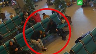 Приезжий стащил смартфон у спящего пассажира в Домодедово: видео