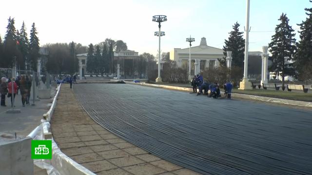 На ВДНХ начали монтировать самый большой каток столицы.ВДНХ, Москва.НТВ.Ru: новости, видео, программы телеканала НТВ