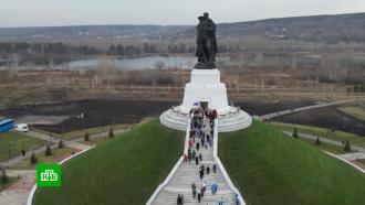 В Кузбассе торжественно открыли точную копию мемориала из берлинского <nobr>Трептов-парка</nobr>