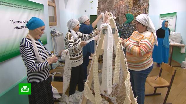 Женщины по всей России плетут маскировочные сети для отправки в зону СВО