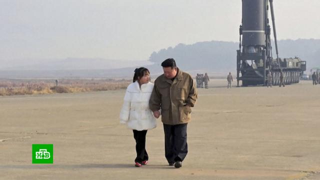 Ким Чен Ын с женой и дочерью 18 ноября присутствовал на месте пуска баллистической ракеты.Северная Корея, запуски ракет.НТВ.Ru: новости, видео, программы телеканала НТВ