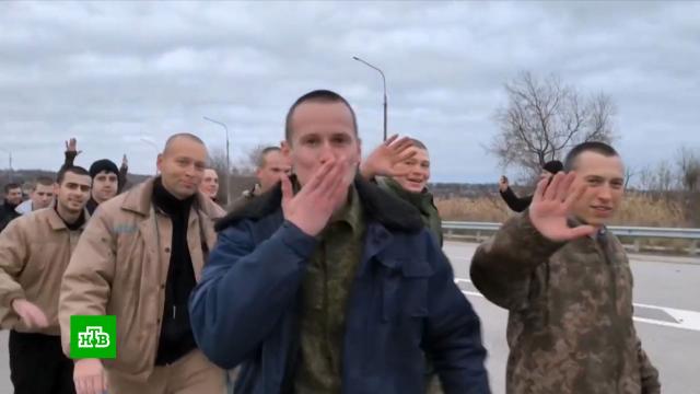Вернувшиеся из плена военные рассказали, что их заставляли петь украинские песни.Украина, армия и флот РФ, войны и вооруженные конфликты, плен.НТВ.Ru: новости, видео, программы телеканала НТВ