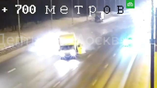 На МКАД легковушка влетела в «Газель» и протащила ее по шоссе.НТВ.Ru: новости, видео, программы телеканала НТВ