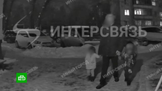 В Челябинске пьяный мужчина вывел на 20-градусный мороз полураздетого ребенка.Челябинск, дети и подростки, морозы, полиция.НТВ.Ru: новости, видео, программы телеканала НТВ