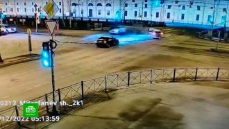 Угонщик такси погиб, уходя от погони в Петербурге