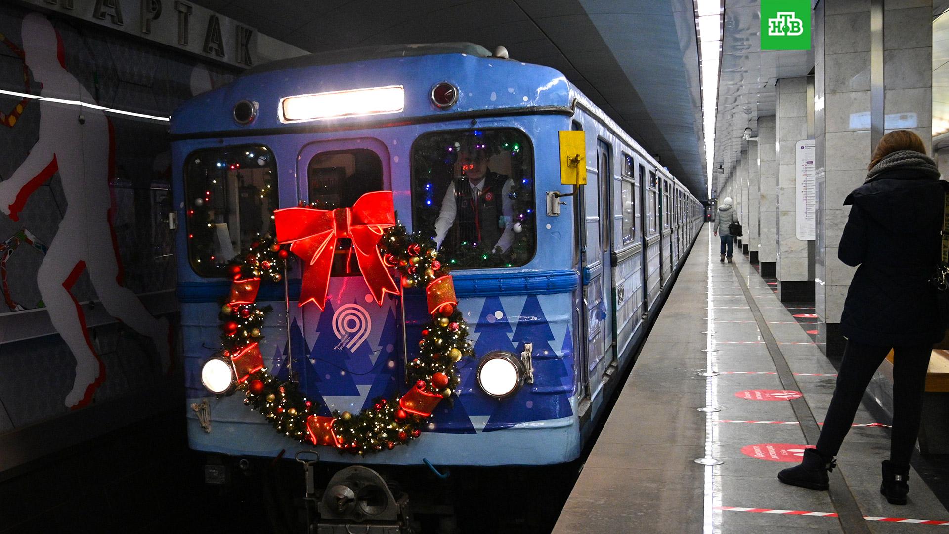 новогодний поезд в метро