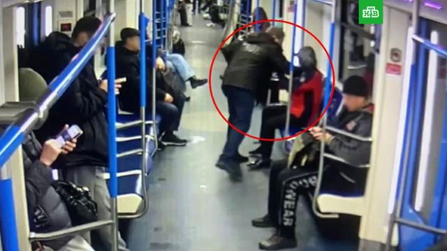 Мужчина напал с ножом на пассажира столичного метро.Москва, кражи и ограбления, метро, нападения, общественный транспорт.НТВ.Ru: новости, видео, программы телеканала НТВ
