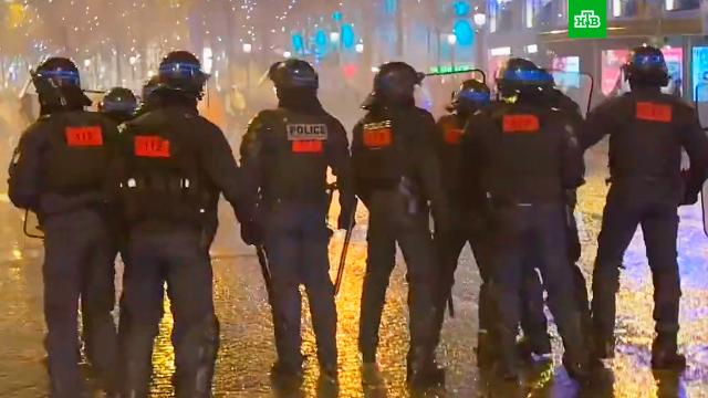 Полиция в Париже применила слезоточивый газ для разгона болельщиков.Париж, Франция, полиция, футбол.НТВ.Ru: новости, видео, программы телеканала НТВ