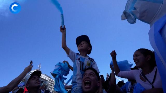 ¡Viva Argentina!: футбольные фанаты празднуют победу.Аргентина, ЗаМинуту, Месси, Франция, футбол.НТВ.Ru: новости, видео, программы телеканала НТВ