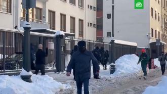 В Москве люди в масках забросали кувалдами посольство Финляндии