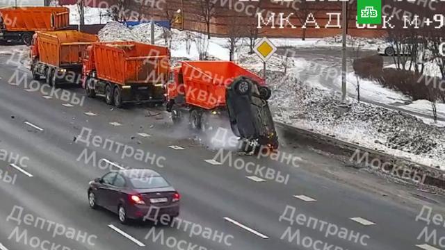 В аварии на МКАД погибли два человека.ДТП, МКАД, Москва.НТВ.Ru: новости, видео, программы телеканала НТВ