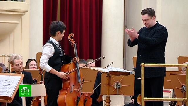 В петербургской филармонии выступили лучшие юные виолончелисты мира