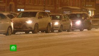 Петербург увяз в девятибалльных пробках из-за снега