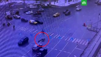 В Москве автомобиль проехал на красный и сбил велосипедиста