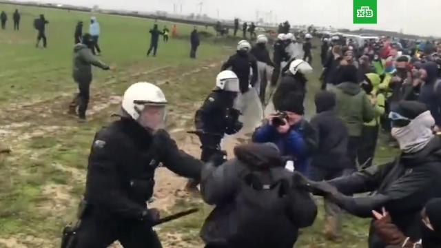 Более 70 полицейских пострадали в стычках с экоактивистами в немецком Лютцерате.Германия, энергетика, экология, полиция, уголь, задержание, митинги и протесты, беспорядки.НТВ.Ru: новости, видео, программы телеканала НТВ