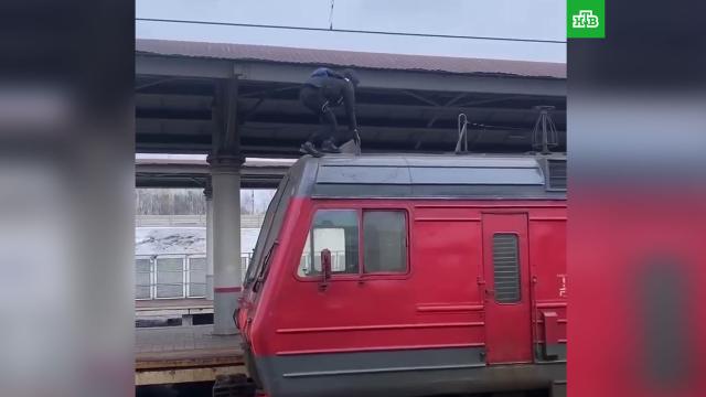 На станции «Выхино» зацепер залез на электричку и пробежался.метро, Москва.НТВ.Ru: новости, видео, программы телеканала НТВ