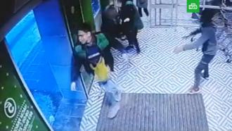 В Москве посетители ограбили магазин и избили продавщицу