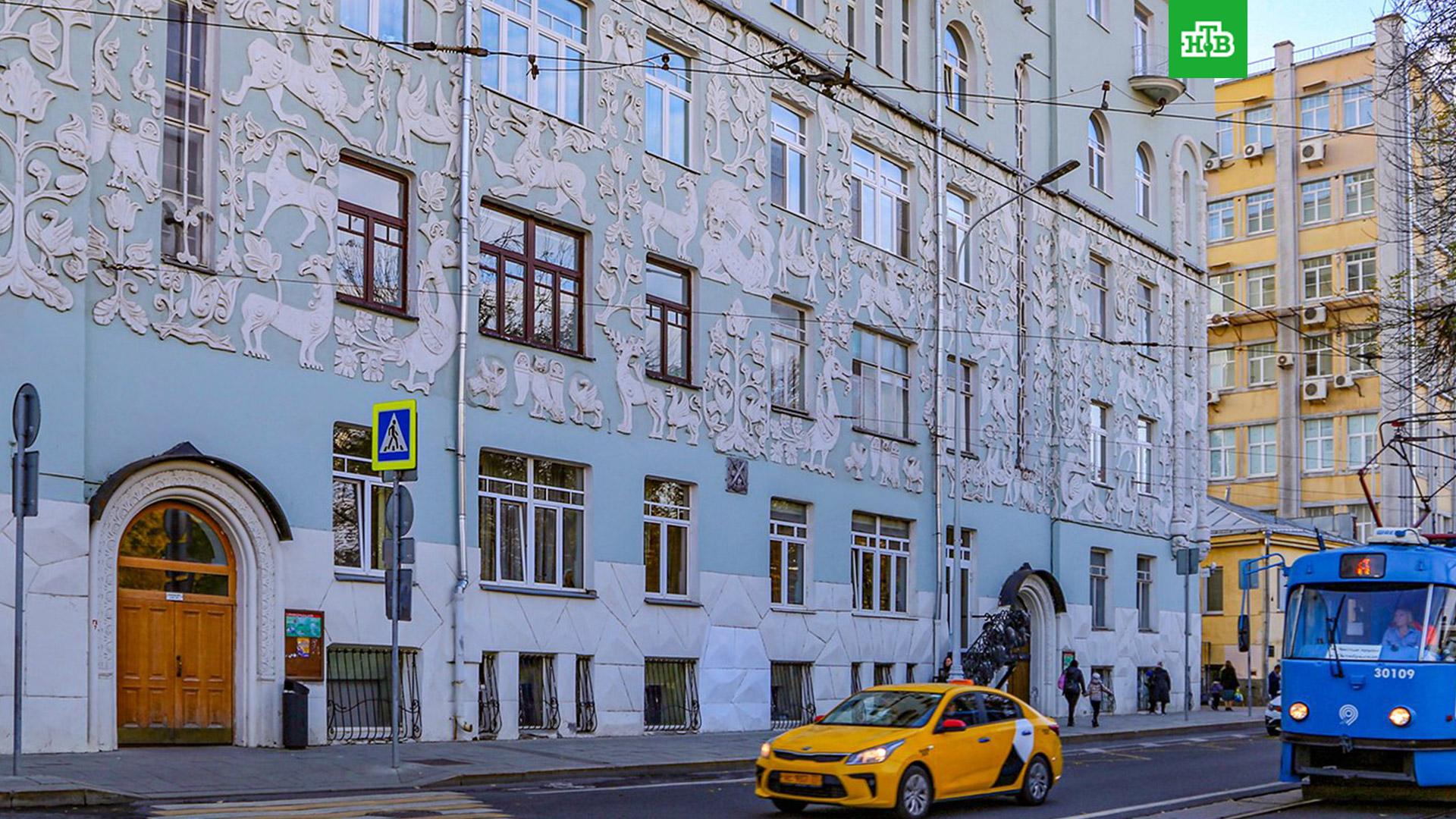 Ас москвы. Фасад здания Москва. Фасад дома Москва. Дом с майоликами Москва. Московский фасад.