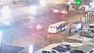 Такси протаранило два грузовика на Ленинградском шоссе в Москве, есть погибший