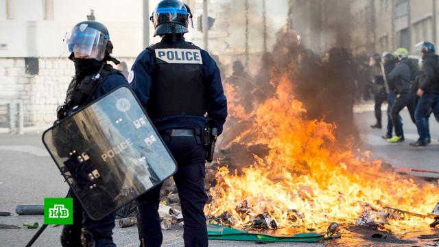 Горящие покрышки и драки с полицией: общенациональная забастовка во Франции закончилась погромами