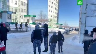 Житель Нижневартовска заперся с сыном в квартире и открыл стрельбу с балкона 