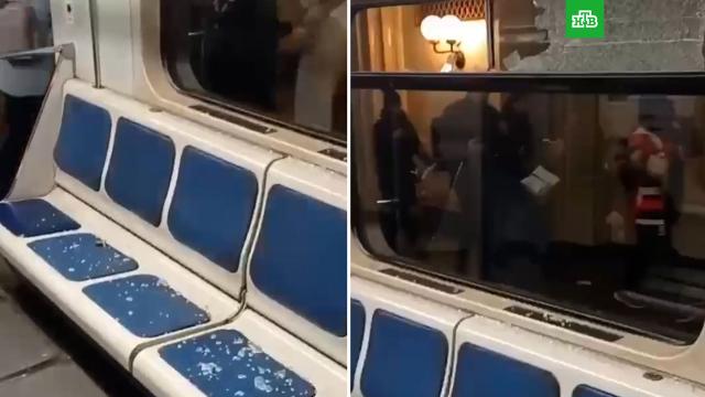 В метро Москвы пассажиров высадили из вагона из-за разбитого стекла.В вагоне поезда столичного метро разбилось стекло, пассажиров высадили.Москва, метро, поезда.НТВ.Ru: новости, видео, программы телеканала НТВ