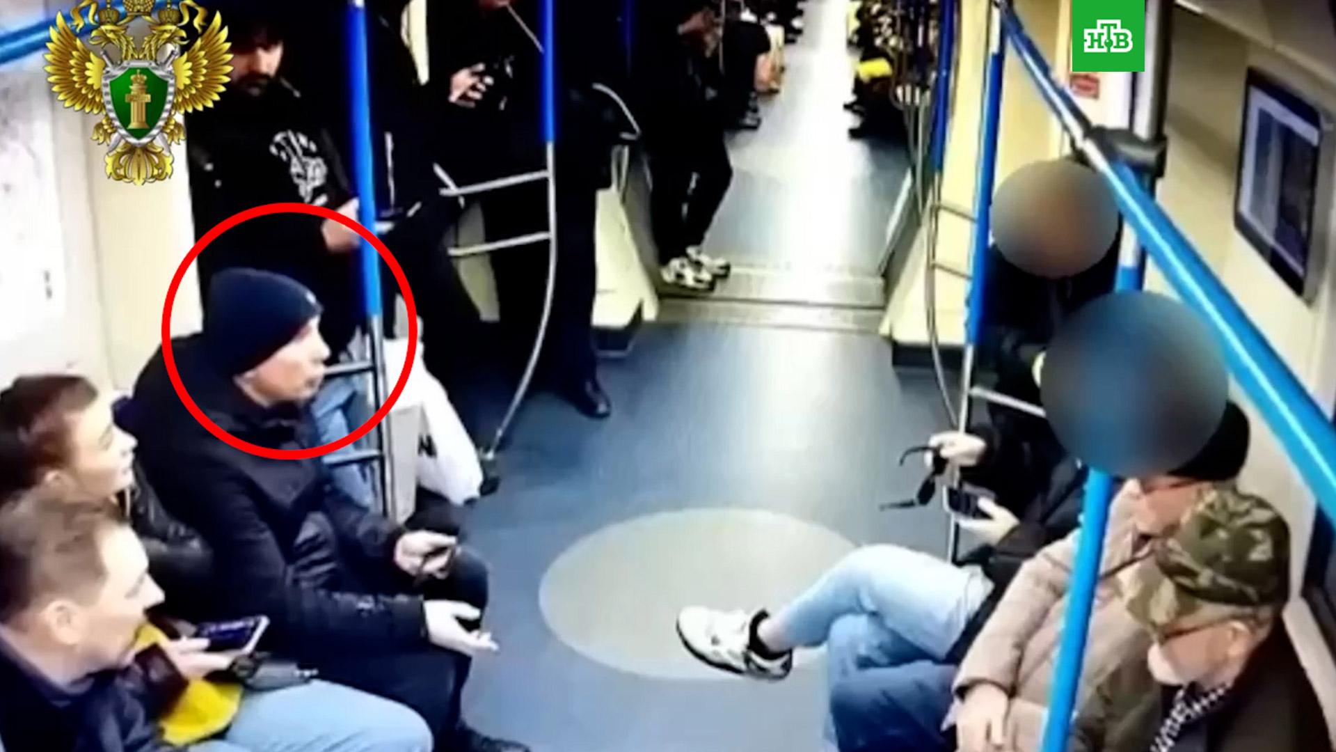 Мужчина столкнул девушку в метро. Парень в метро.