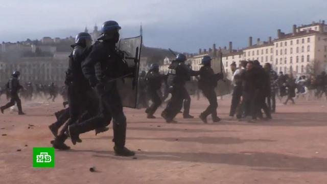 «Пенсионные» протесты во Франции становятся все более ожесточенными.Макрон, Франция, митинги и протесты, беспорядки, задержание.НТВ.Ru: новости, видео, программы телеканала НТВ