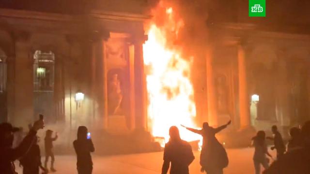 Протестующие подожгли дверь в здание мэрии Бордо.Франция, беспорядки, митинги и протесты, погромы, пожары.НТВ.Ru: новости, видео, программы телеканала НТВ