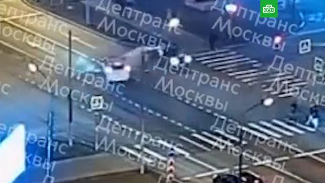 Автомобиль Jaguar выехал на тротуар и сбил пешехода на западе Москвы.ДТП, Москва.НТВ.Ru: новости, видео, программы телеканала НТВ