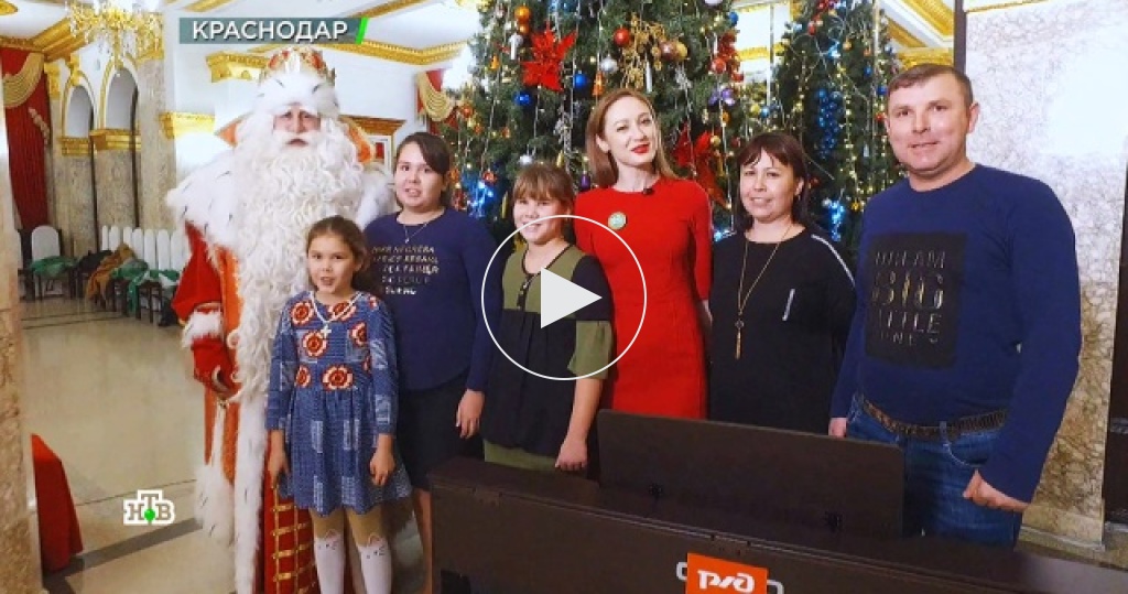 Дед Мороз в Краснодаре побывал на сказочном дежурстве, прочитал новогодний рэп и исполнил мечты детей