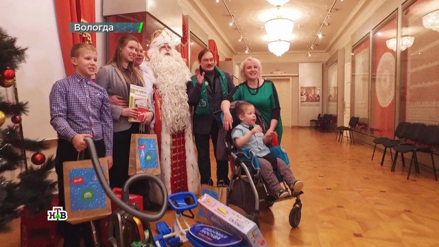 Задорный праздник в Нижнем Новгороде: Дед Мороз раздал подарки, встал на лыжи и сыграл в футбол.НТВ.Ru: новости, видео, программы телеканала НТВ