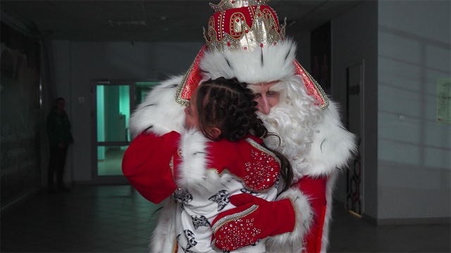 Задорный праздник в Нижнем Новгороде: Дед Мороз раздал подарки, встал на лыжи и сыграл в футбол.НТВ.Ru: новости, видео, программы телеканала НТВ