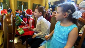 Финальное новогоднее путешествие Деда Мороза в Москве: праздничная встреча с детишками и вручение долгожданных подарков