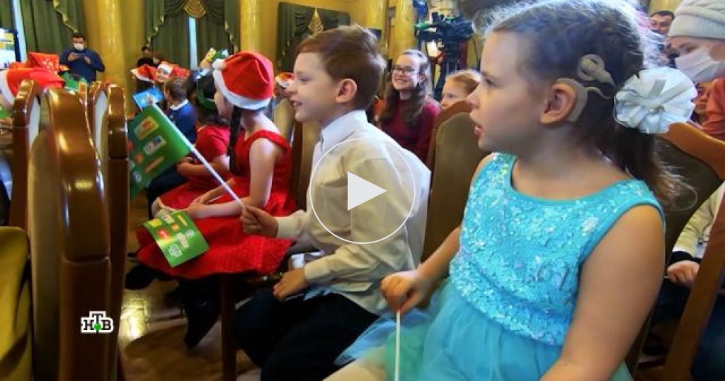Финальное новогоднее путешествие Деда Мороза в Москве: праздничная встреча с детишками и вручение долгожданных подарков